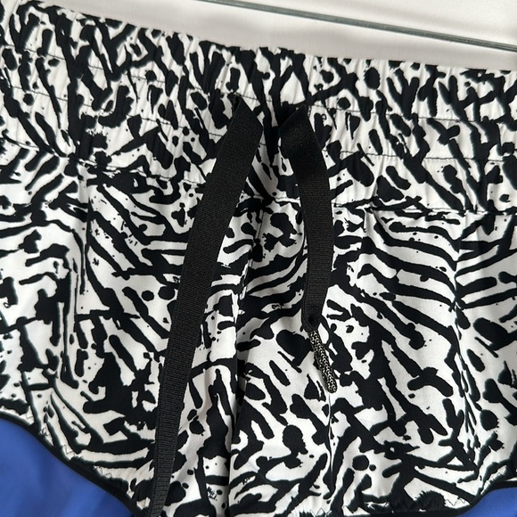 Lululemon Water: Reversible Surf Shorts Black/White & Blue Size 4 - Picture 3 of 8